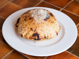 Napowietrzona focaccia posypana parmezanem