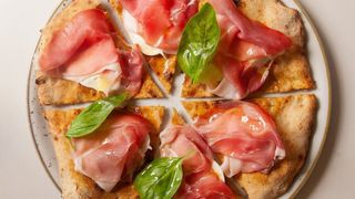 FOCACCIA - MOZZA E CULATTA - Base focaccia condita a crudo con mozzarella di bufala DOP, culatello F.lli Rovo, olio EVO 