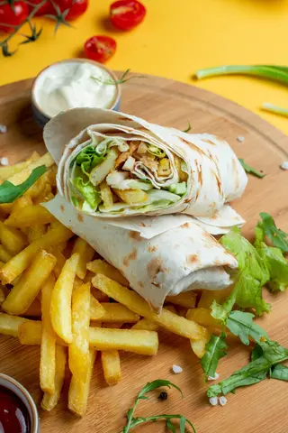 Pileća tortilja + pomfrit + piće po izboru