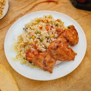 Aripioare picante si orez cu legume 120g/200g