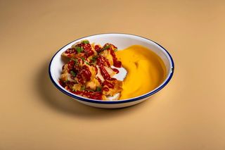 Хрустящее куриное филе с овощным пюре и пикантным соусом