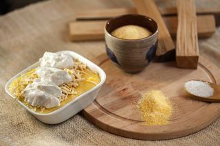 Mămăligă cu brânză și smântână