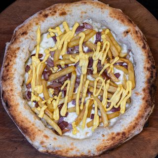 Bacon con patatine fritte e salsa cheddar