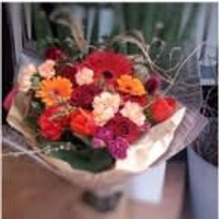 Buket u jarkim bojama 