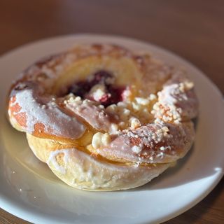 Drożdżówka ze śliwkami i budyniem 120 gi budyniem 120 g