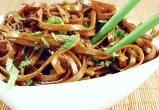 Tallarines fritos con verduras