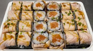 A18 - Rolo de Salmao e Salmao Tostado com Cebolinho (24 un.)