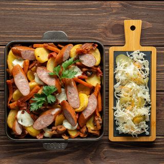 Пательня з картоплі та мисливських ковбасок