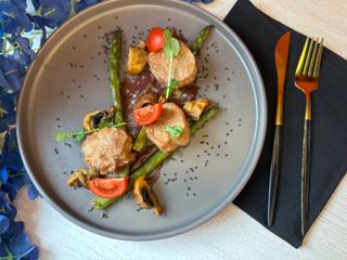 Медальйони зі свинини з гранатовим соусом