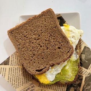 Huevo & Guacamole (Sándwich) 