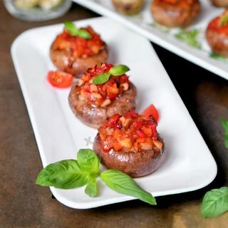 Запеченные шампиньоны с сыром и томатом (200г)