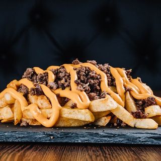 Cartofi pai cu carne de vita si sos de cascaval
