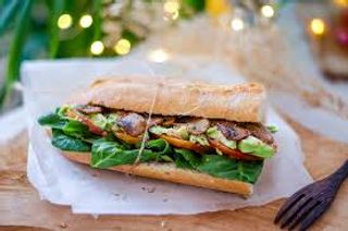 Bocadillo De Huevo Con Bacon Y Aguacate