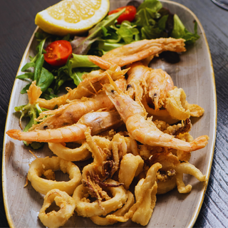 Frittura dorata di gamberi e calamari