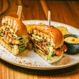 Crispy burger de pui cu guacamole