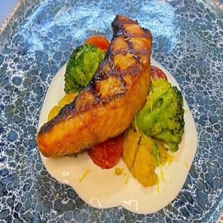 Лосось з печеними овочами та йогуртом