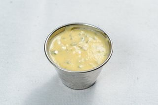 Sos béarnaise ze świeżym estragonem