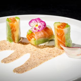 308. Fresh salmon spring roll