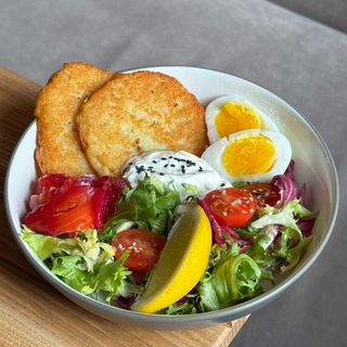 Боул з лососем та дерунами