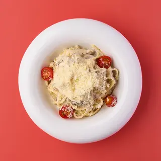 Паста із грибами та соусом з трюфелем