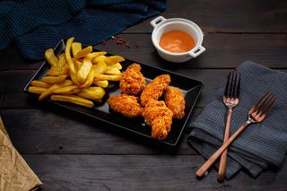 Aripioare picante cu cartofi prăjiți si sos calipso