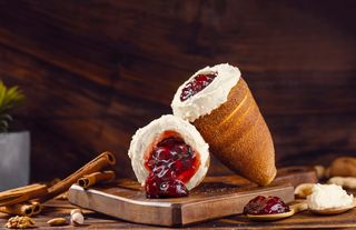 ალუბლის ჯემით და ვანილის კრემით