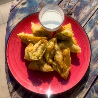 Greek Meat Triangles (4 u)