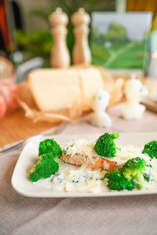 Łosoś z brokułami i szpinakiem