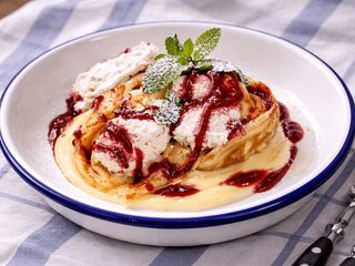 Бессарабські млинці з домашнім сиром та ягідним соусом (300g)