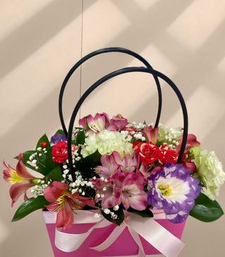 Кошница с еустоми, алстромерии и мини рози