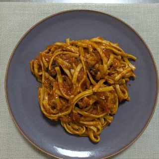 Tallarines con tomate y pollo