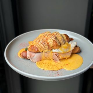 Круасан з мортаделою та сирним соусом (315 грам )