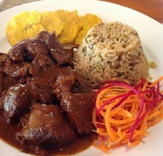 Plato Combinado De Chivo Con Moro De Gandules (300 G.)