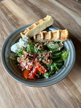 Салат з грецьким горіхом