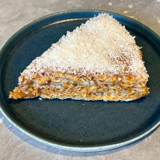 Трикутник зі згущеним молоком та кокосом