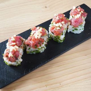 Atun dinamita roll