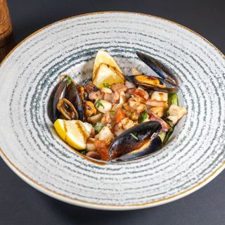 Salata cu Fructe de Mare 400 Gr.