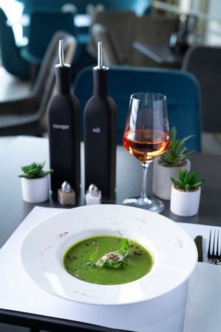 Supă cremă de broccoli cu spanac și cremă de brânză