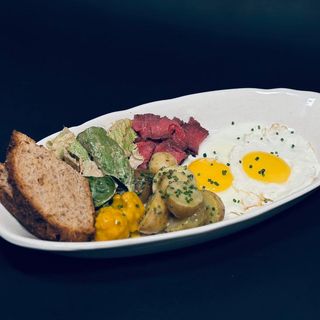 Великий ситний сніданок з ростбіфом, гречаним хлібом та окатою яєчнею 380 г