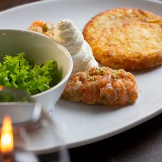 Тартар із лосося з картопляним деруном та сирним соусом (260г)