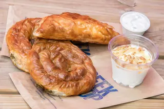 //Combo//Empanada griega + Postre + Bebida