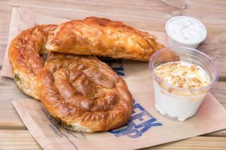 //Combo//Empanada griega + Postre + Bebida