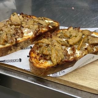 Bruschetta con squacquerone, salsiccia e porcini