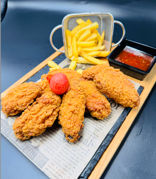 Плато пилешки крилца с пържени картофки и барбекю (800г)