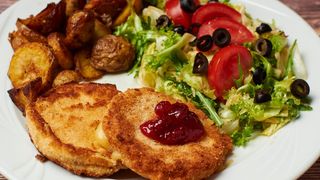 Sznycel serowy z żurawiną