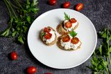 Брускетта со страчателлой