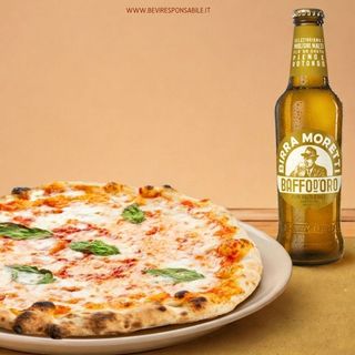 Pizza Margheritona & Moretti Baffo Oro