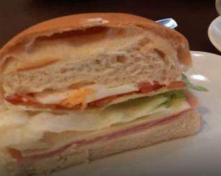 Sándwich de york, tomate y huevo