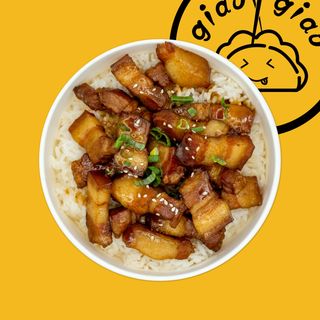 Riso con maiale brasato rosso