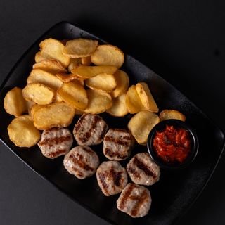 Свински бейби кюфтенца с лютеница и хрупкави картофки  (400г)